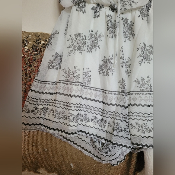 Nwot Trixxi White Black Floral Cold Shoulder Romper Size Large - Picture 6 of 13